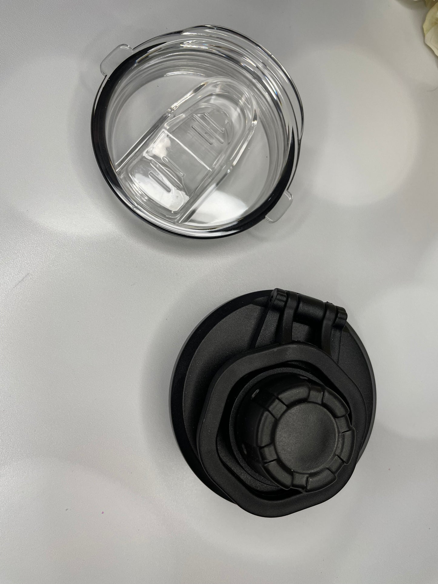Tumbler with stained glass morning glory design